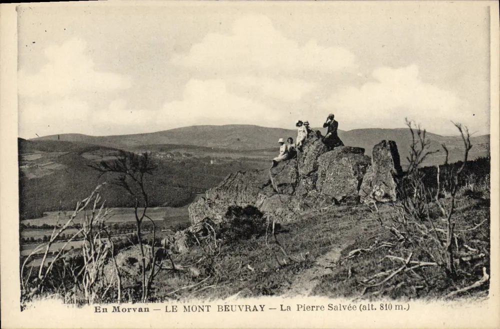 Em Morvan — O MONT BEUVRAY — A Pierre Salvée (alt. 810 m.) — Edição Morvan-Bemarré - Frente