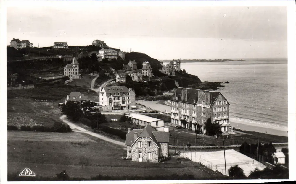 Perrys-Guirec — A Praia de Trestignel e os Hotéis — editor C.A.P. - Frente