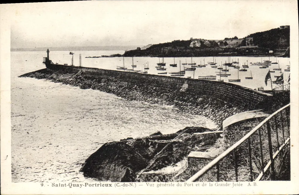 Saint-Quay-Portrieux (C.-du-N.) — Allgemeiner Blick auf den Hafen und die Grande Jetée — A.B. - Vorderseite