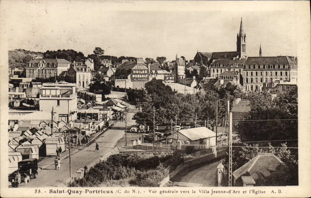 Saint-Quay-Portrieux (C. du N.) — Allgemeiner Blick auf das Villa Jeanne-d'Arc und die Kirche — A. B. - Vorderseite