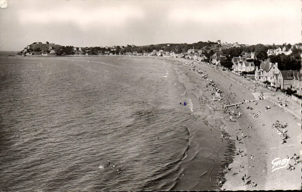 Le Val-André (C.-du-N.) — Vue d'ensemble de la Plage vers la Pointe de Piégu — Éditions Caby - Frente