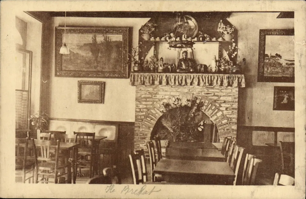 Interior do Café-Restaurante "Chardon Bleu" — Le Brechat — editor não visível - Frente