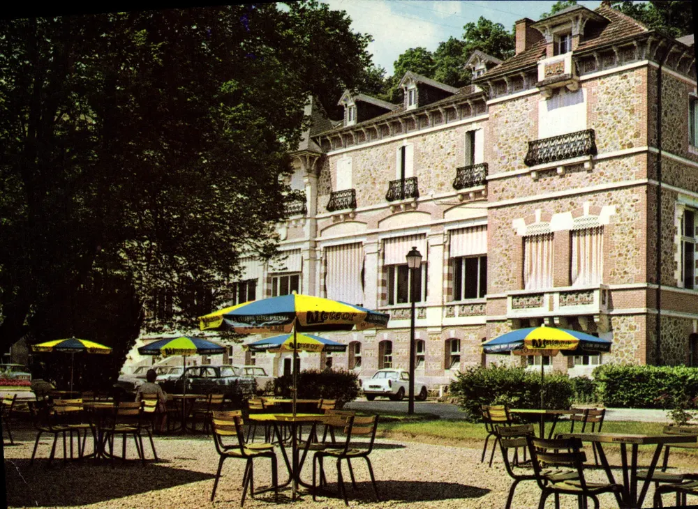 EVAUX-LES-BAINS (Creuse) — O Grande Hotel — Editor S.A.D. Praça do Hotel de Ville, Vichy - Frente
