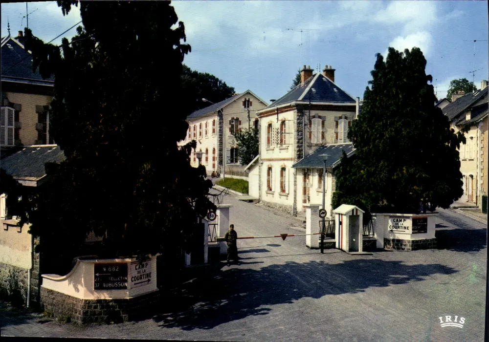 La Courtine — Entrada do acampamento militar — IRIS - Frente