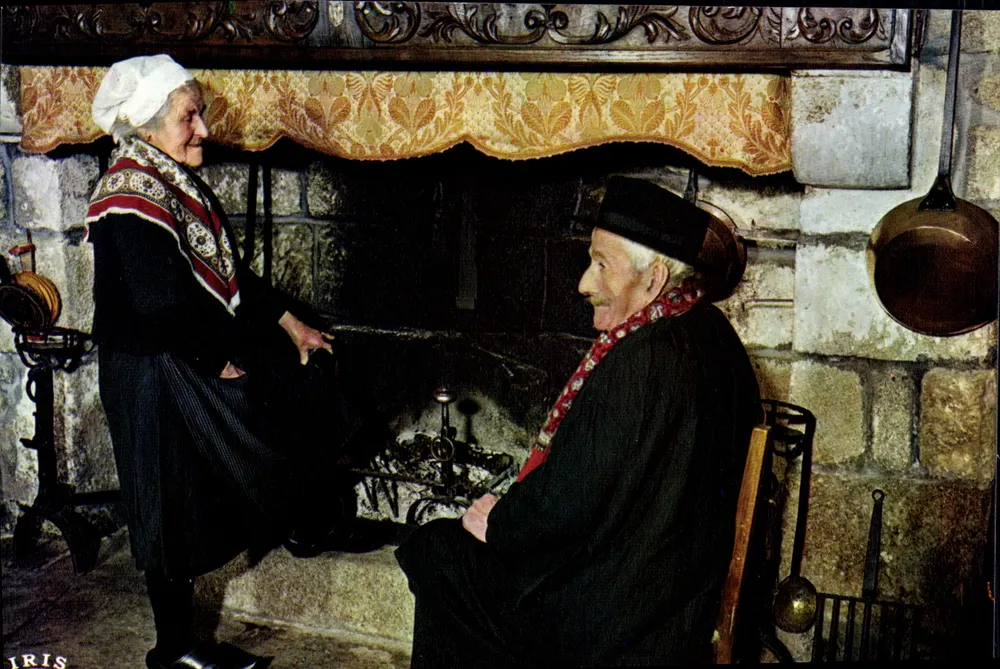 Dos ancianos cerca de una chimenea — Folklore Creuse — IRIS - Anverso