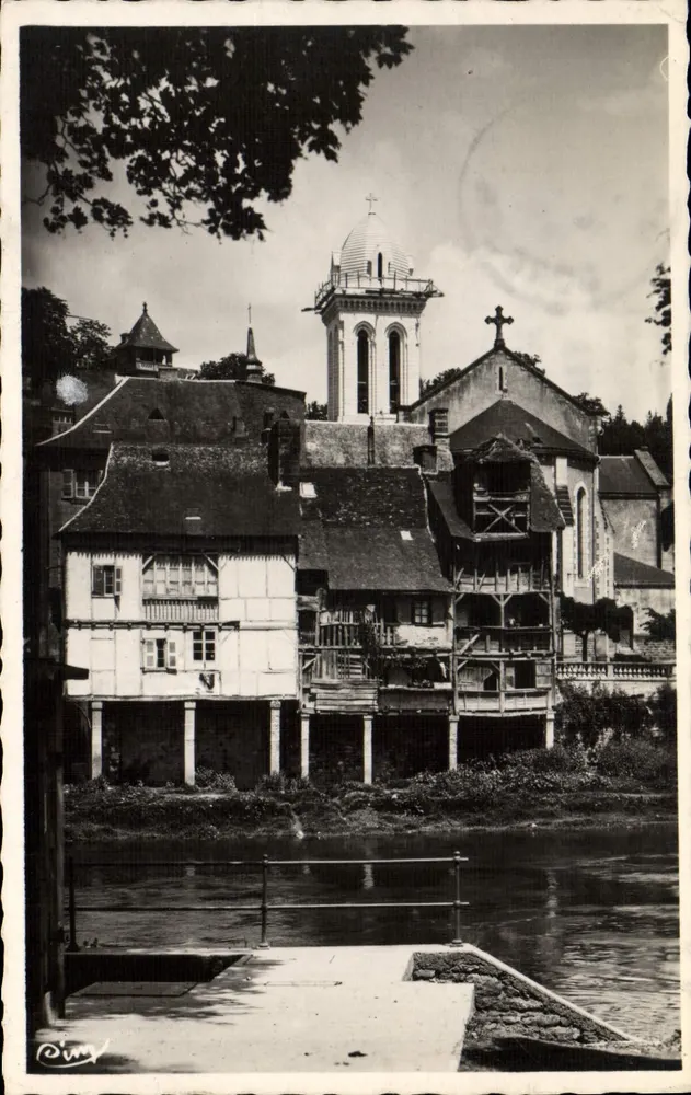 Montignac-sur-Vézère — Torres e Velhas Casas — editor P. Sim - Frente