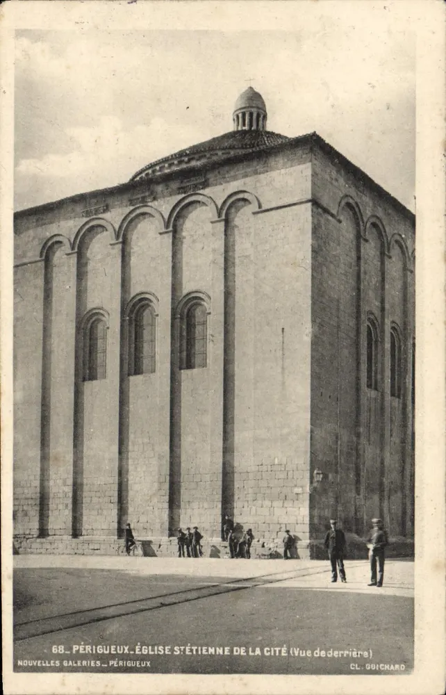 Périgueux — Igreja de Santa Etienne da Cidade (Vista de trás) — Novas Galerias, Périgueux, n°68, editor CL. Guichard - Frente