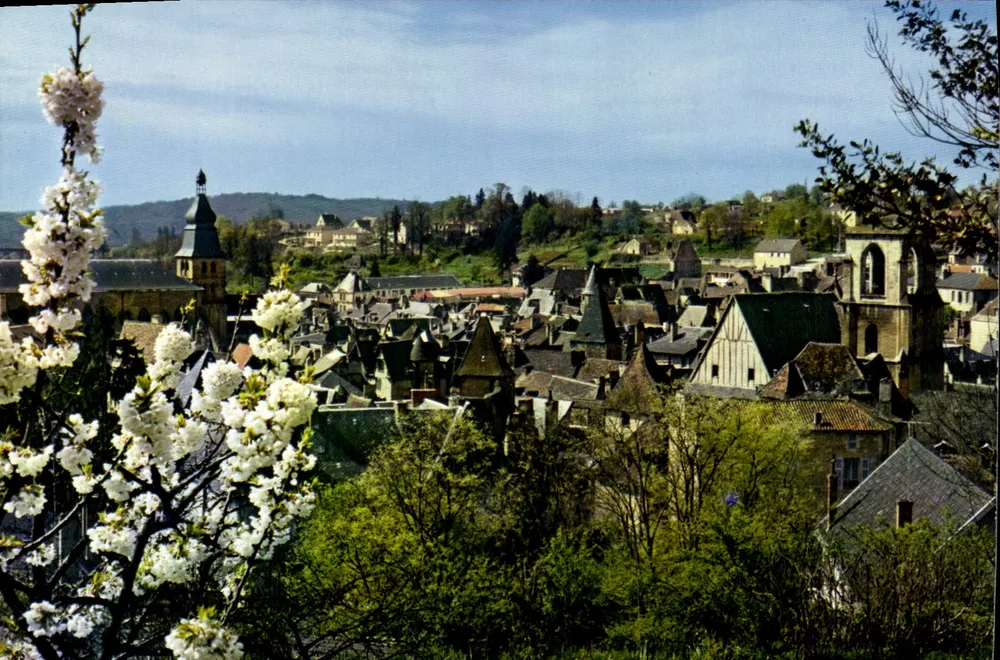Sarlat en Périgord — Os telhados da cidade e a torre da antiga igreja Sainte-Marie do século XV — IRIS - Frente