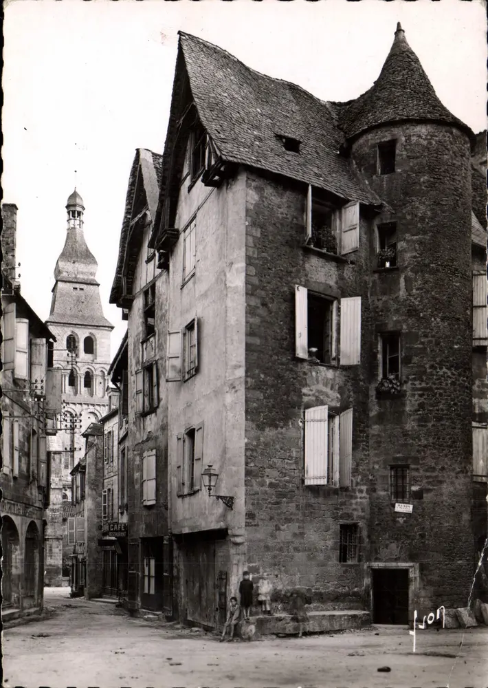 Sarlat-la-Canéda — rua da Liberdade com moradias antigas e torre redonda — J. Son - Frente