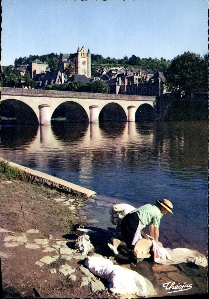 Terrasson-sur-Vézère — O Pont-Neuf e a igreja — Théojas - Frente