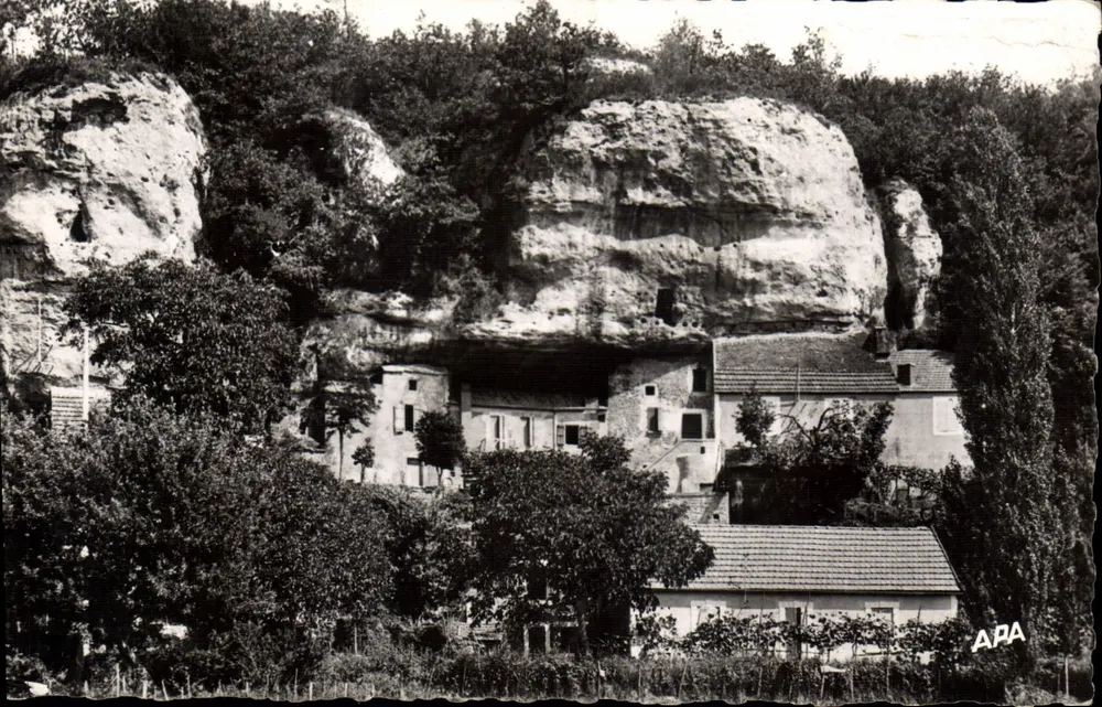 Les Eyzies (Dordogne) — Aldeia Trogloïdite — Sociedade das Cartas Postais APA-PQUX - Frente