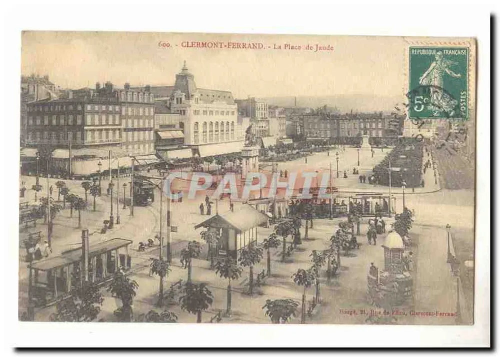 Clermont-Ferrand - A Praça de Jaude — vista da Rue de l'École - Frente