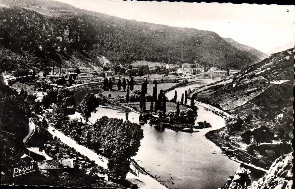 Péquui — Vue panoramique du village et de la rivière — Éditeur Péquui, n° 4 - Recto