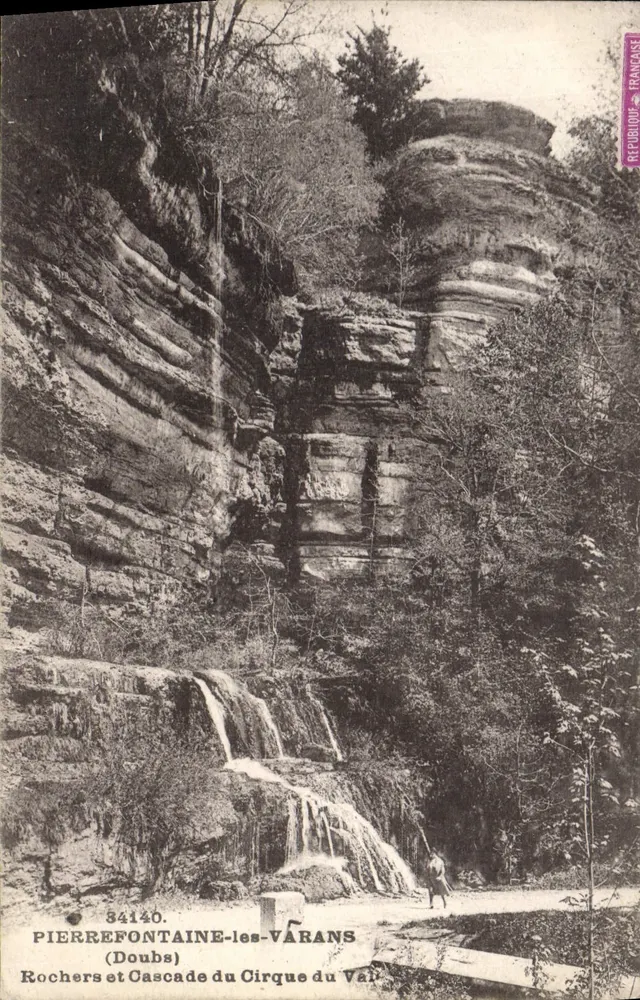 Pierrefontaine-les-Varans — Felsen und Wasserfall des Cirque du Val — Éditions C. L. B. Besutcon - Vorderseite