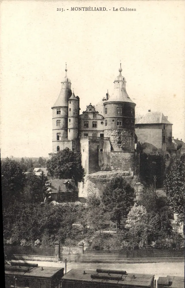 Montbéliard — O Castelo — vista do castelo com duas torres cónicas — editor não identificado, n° de série 213 - Frente