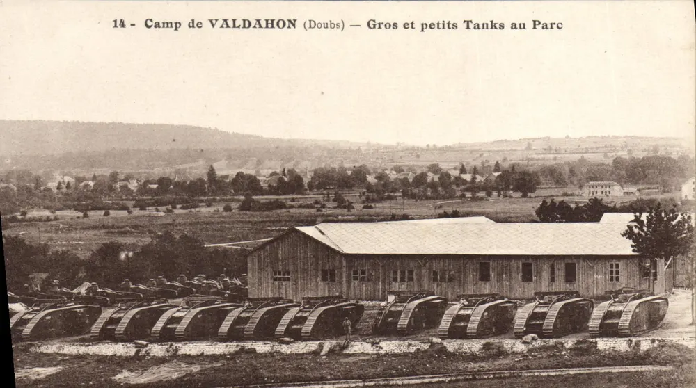 Camp de VALDAHON (Doubs) — Gros et petits Tanks au Parc - Recto