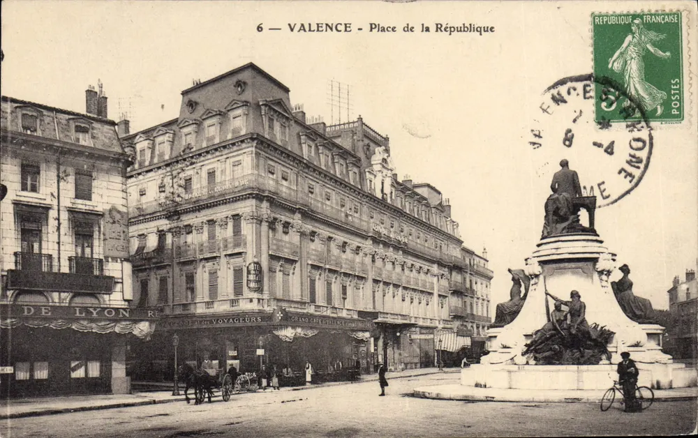 Valência - Praça da República — monumento central e edifícios — editor De Lyon Révoyageurs - Frente