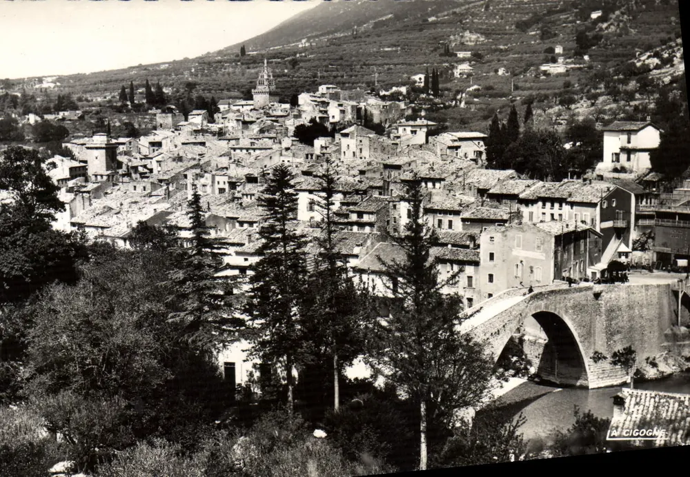 Nyons — Panoramablick mit Brücke und Dorf — A CIGOGNE - Vorderseite