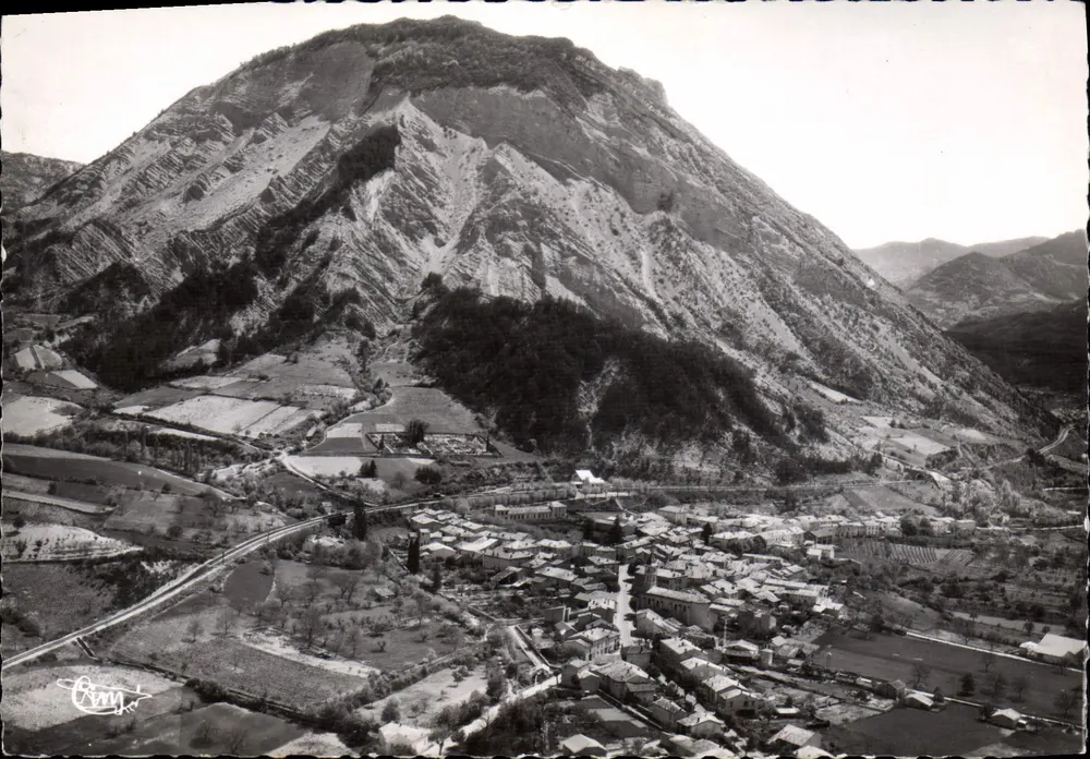 Luc-en-Diois — Vista panorâmica aérea e o Pic de Luc (alt. 1100 m.) — Éditions Aériennes Camper, Mâcon - Frente