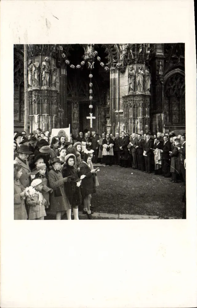 Religiöser Gottesdienst im Inneren einer gotischen Kathedrale — V. Fessenko, Louviers - Vorderseite