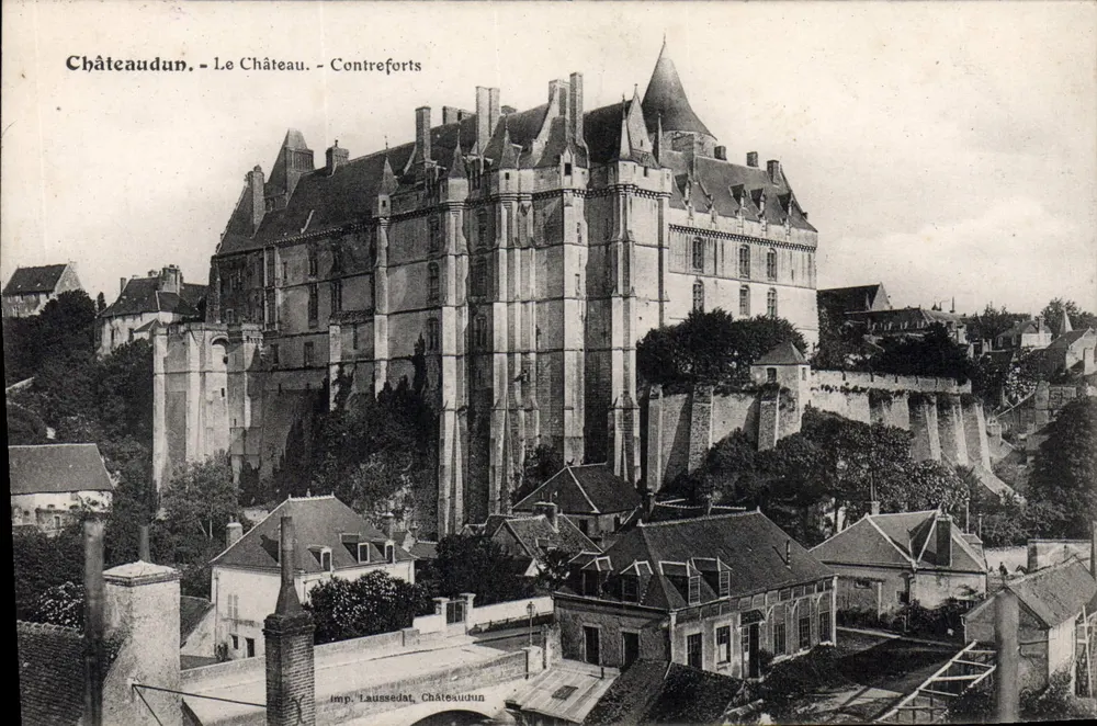 Châteaudun - O Castelo - Contreforts — Imp. Laussedat, Châteaudun - Frente