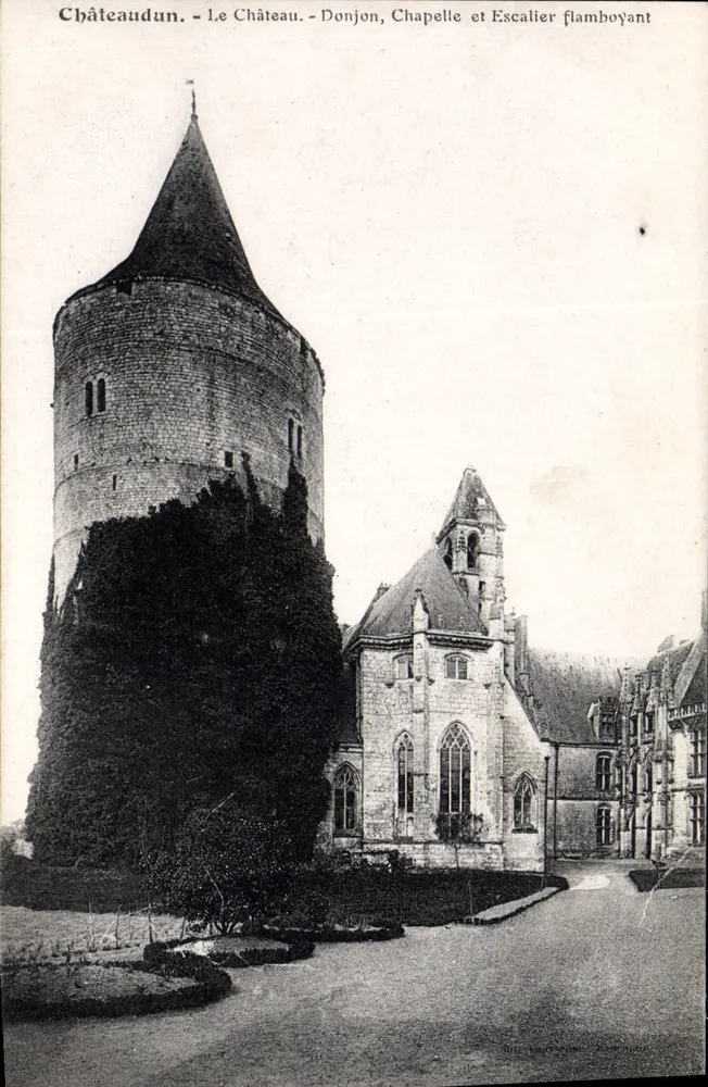 Châteaudun - Das Schloss - Bergfried, Kapelle und Flamboyant-Treppe - Vorderseite