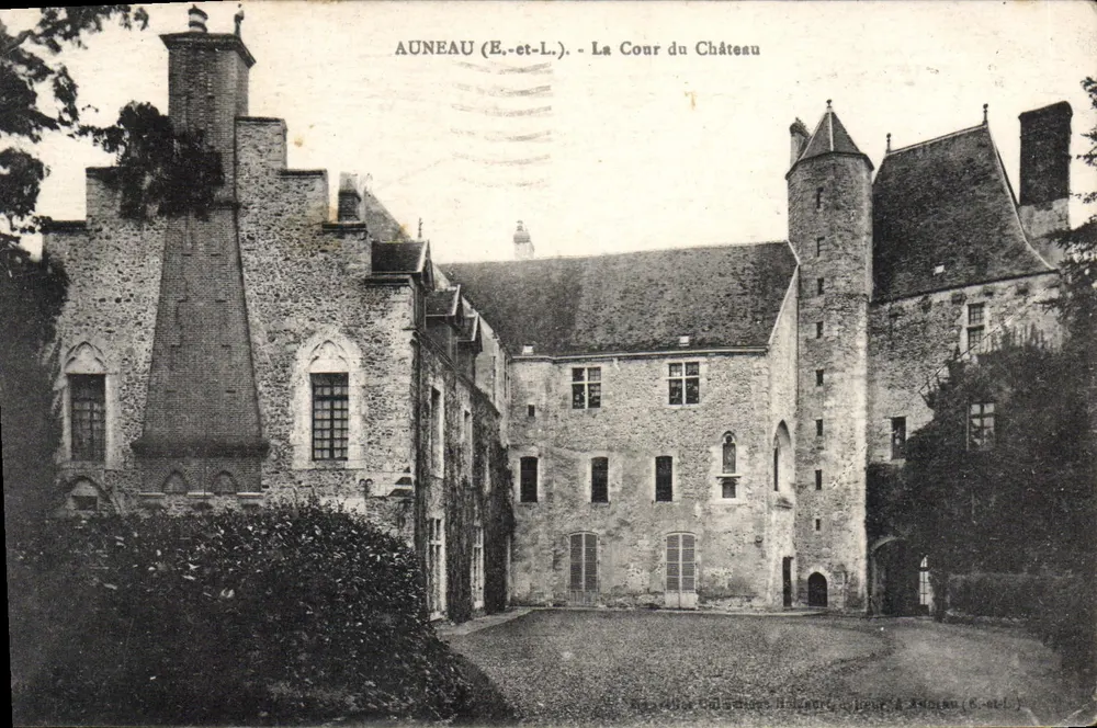 Auneau (E.-et-L.) — A Cour do Castelo — Editor: A. Astreau (E.-et-L.) - Frente