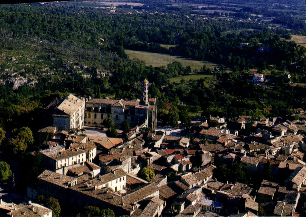 Uzès — Panoramablick auf die Kathedrale Saint-Théodorit (17. Jahrhundert) und die Turm Fenestrelle (12. Jahrhundert), die die Dächer der Stadt überragen — Éditions Larrieu, n° 300359 - Vorderseite