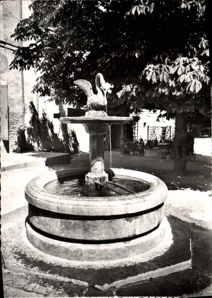 UZES (Gard) — Fontaine du Cygne — Éditions S.L. 157, avenue des Frères Duchêne, Lyon - Vorderseite