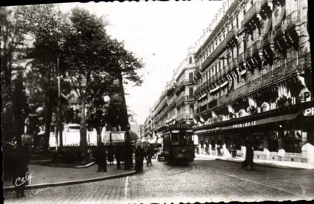 Place du Général-de-Gaulle in Toulouse — Tram und Gebäude — Cely - Vorderseite