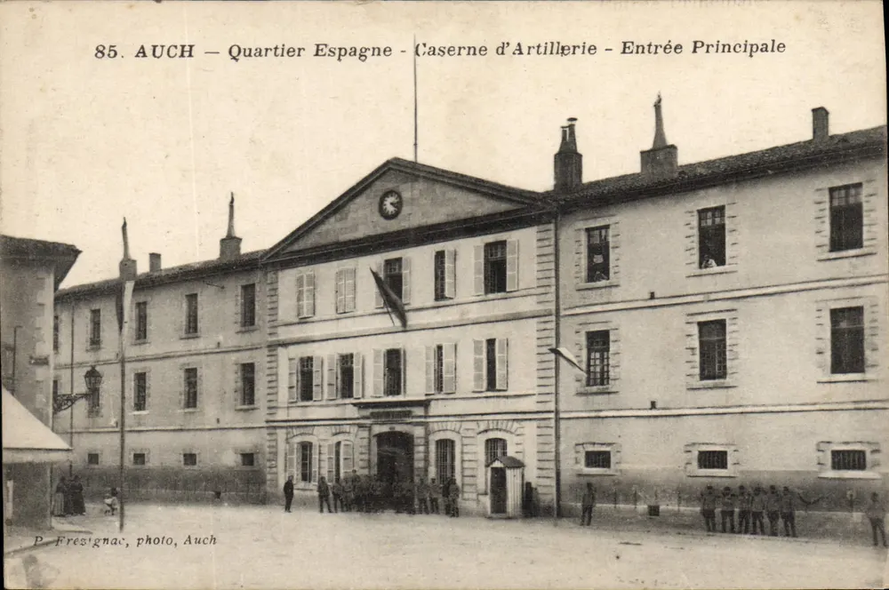Auch — Spanienviertel — Artilleriebarracken — Haupteingang — P. Fresignac, photo, Auch - Vorderseite