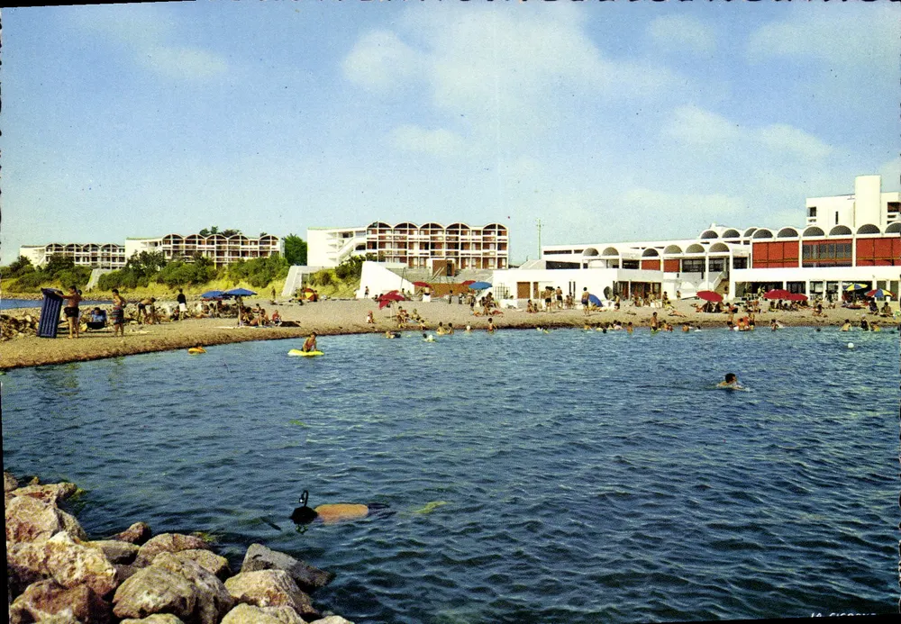 Balaruc-les-Bains — Die Strandpromenade, im Hintergrund das Ferienhausdorf — Edition La Cigogne, Hachette exklusiv - Vorderseite