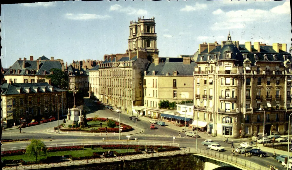 Rennes - Place Foch und Kreuz der Mission — Verlag Mesny P. 27, avenue du Mail - Rennes - Vorderseite
