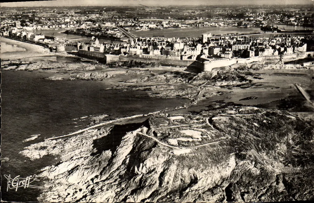 Saint-Malo (Ille-et-Vilaine) — Vue aérienne du Grand Bé, la ville et les remparts — Greff, éditeur - Recto