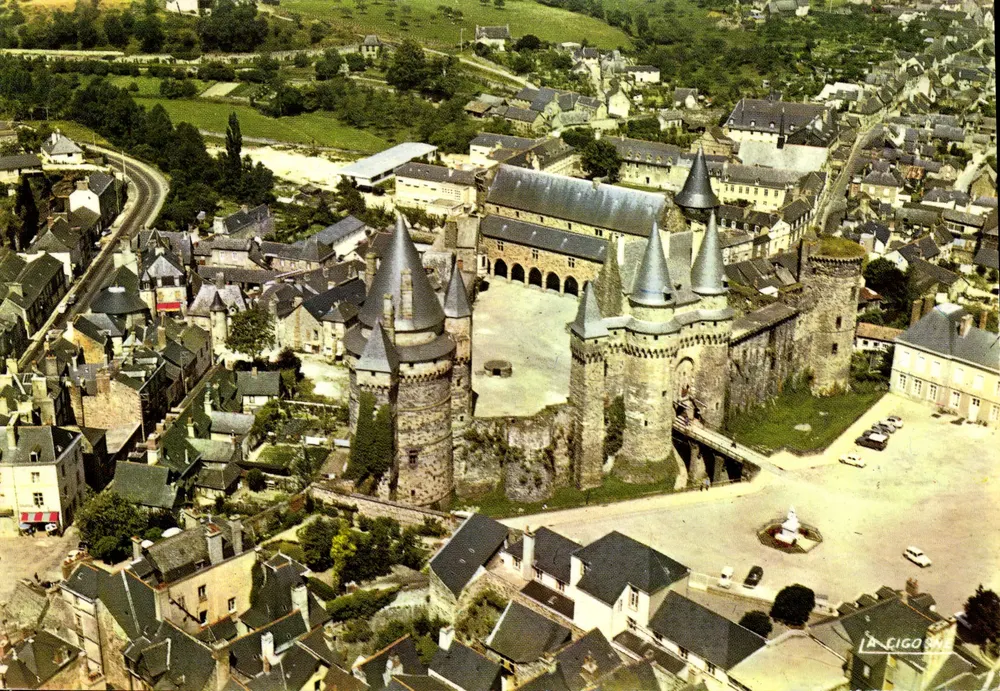 Vitré (Ille-et-Vilaine) — château XIVe et XVe siècles — Éditions « La Cigogne » - Recto