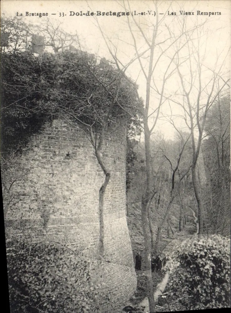 Dol-de-Bretagne (I.-et-V.) — Les Vieux Remparts — La Bretagne 33 - Recto
