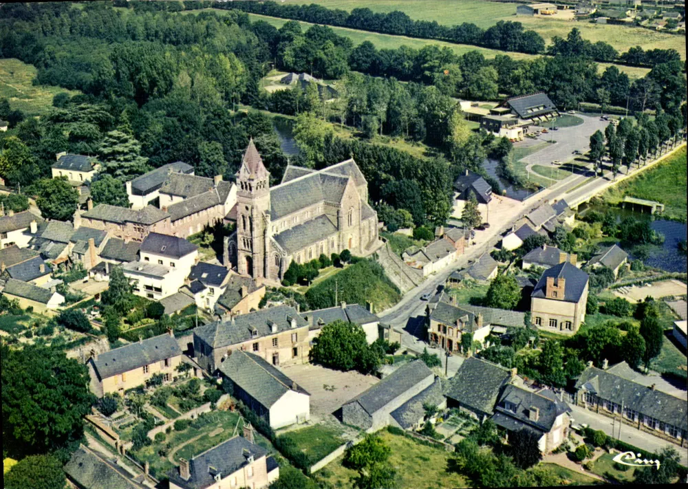 Betton (35830 Ille-et-Vilaine) — Das Dorf und die Kirche aus der Luft gesehen — Combier Imprimeur - Vorderseite