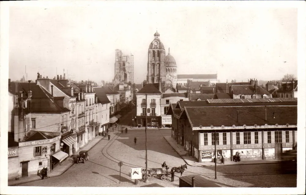 Tours — Les Halles — Turm der Uhr und Karl der Große — Edition La Chioigne - Vorderseite