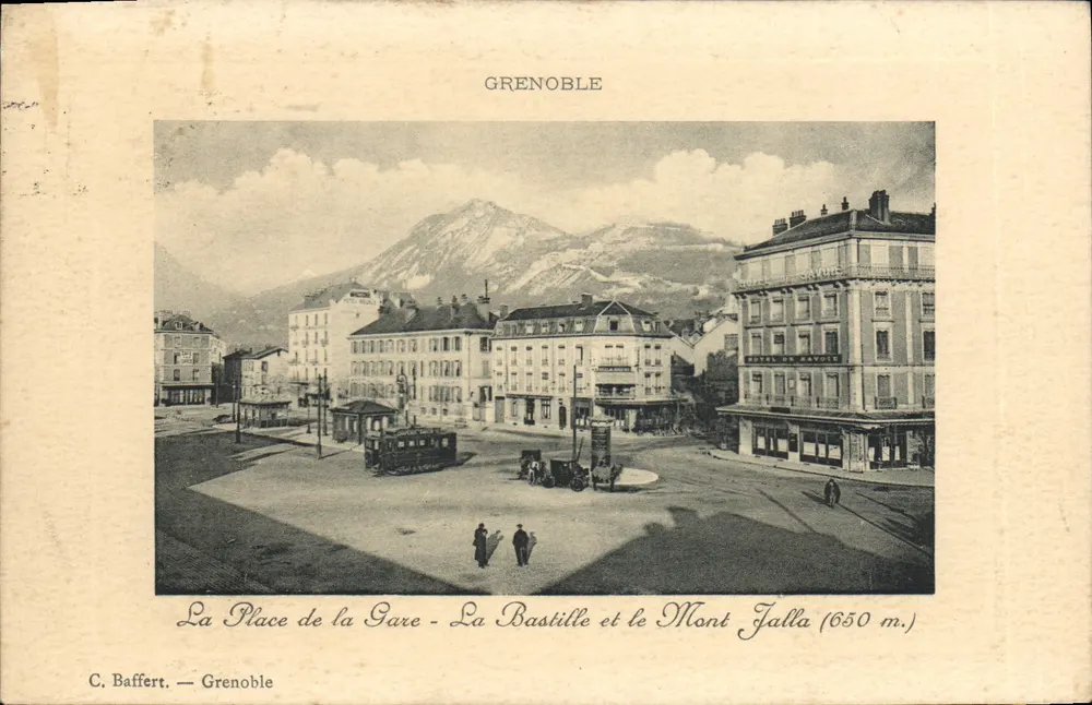 Grenoble — A Praça da Estação, A Bastilha e o Monte Jalla (650 m.) — C. Baffert - Frente