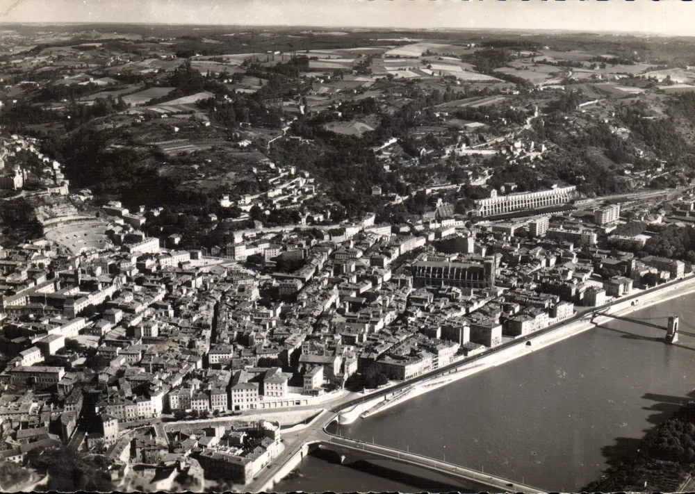 Vienne-sur-le-Rhône (Isère) — Visão aérea geral com o novo ponte sobre o Rhône e o Teatro Romano — Fotografias do Chemin Neuf, Lyon - Frente