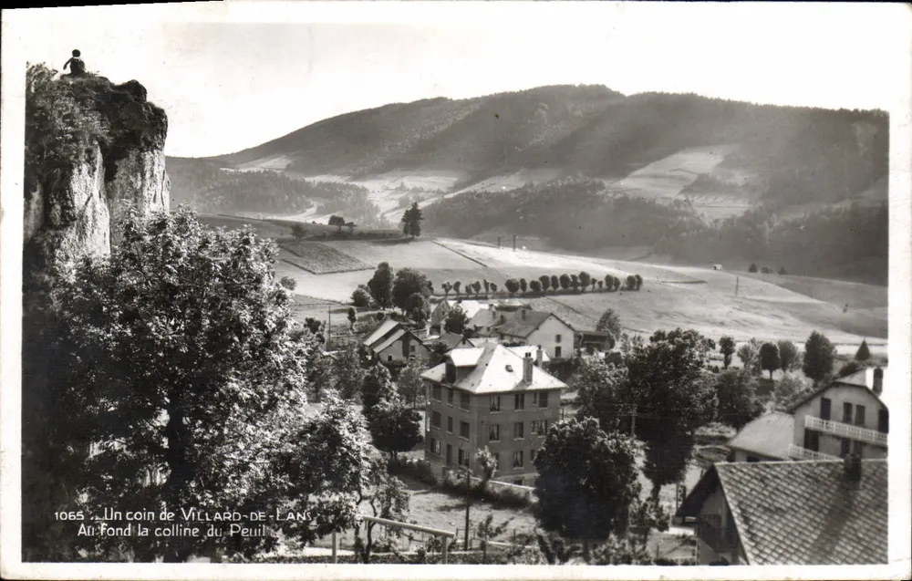 Ein Stück Villard-de-Lans — Im Hintergrund der Hügel Peuil — Edition La Cigogne, Nr. 1065 - Vorderseite