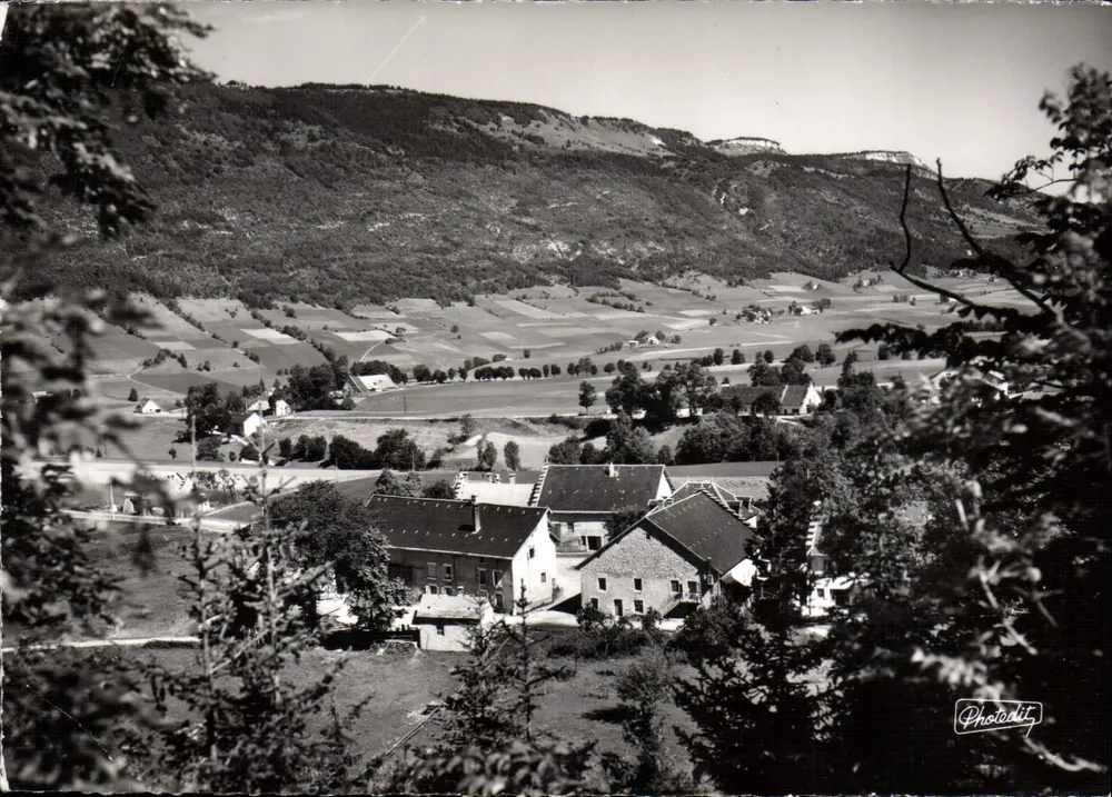 Lans-en-Vercors — Teilansicht der Station, Côte du Mas - Les Egauts, dominiert von der Robertière und dem Molière — Photodit - Vorderseite