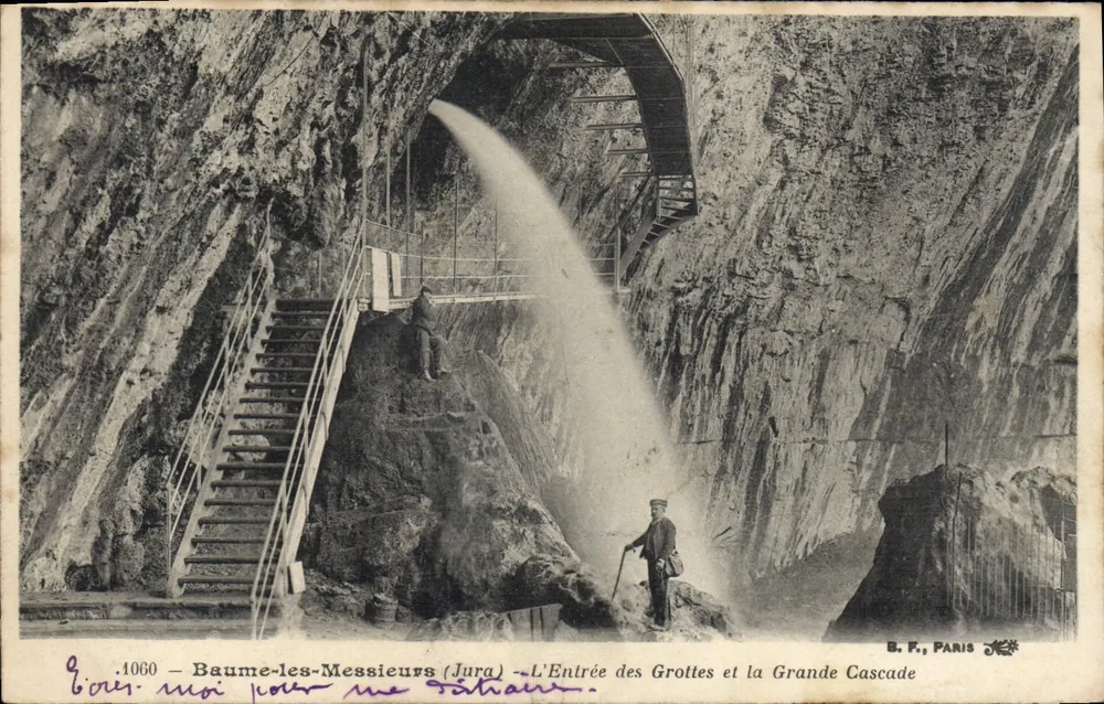 Baume-les-Messieurs (Jura) — Der Eingang zu den Höhlen und der große Wasserfall — B.F. Paris n°1060 - Vorderseite