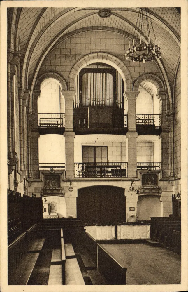Interior da igreja — vista do órgão e dos bancos — editor desconhecido - Frente