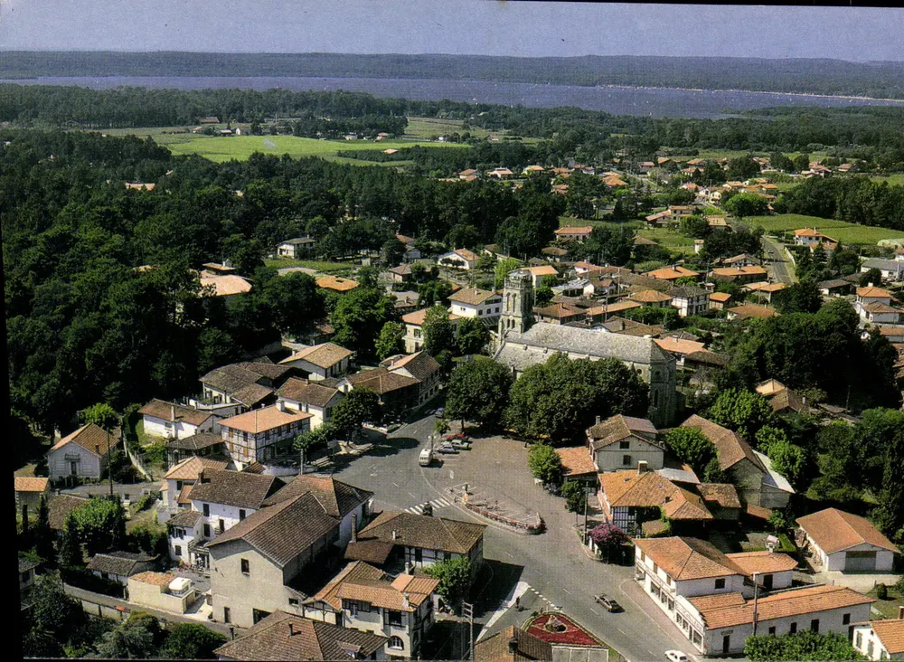 Leon — Panoramablick auf das Dorf mit dem See im Hintergrund — Éditions de Larrue, Toulouse - Vorderseite