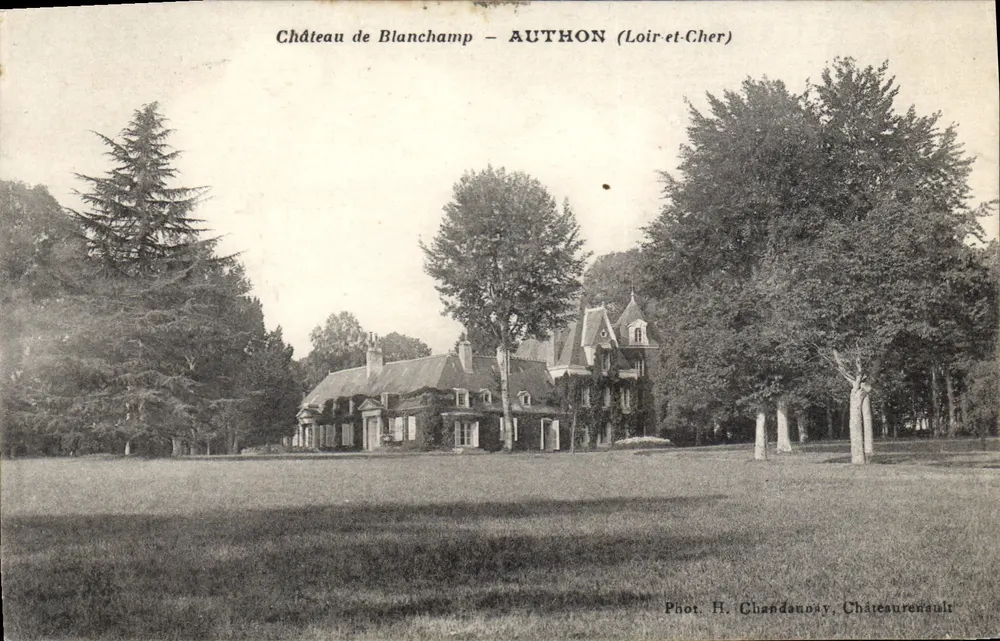 Castelo de Blanchamp — Authon (Loir-et-Cher) — Fot. H. Chandanony, Châteaurenault - Frente