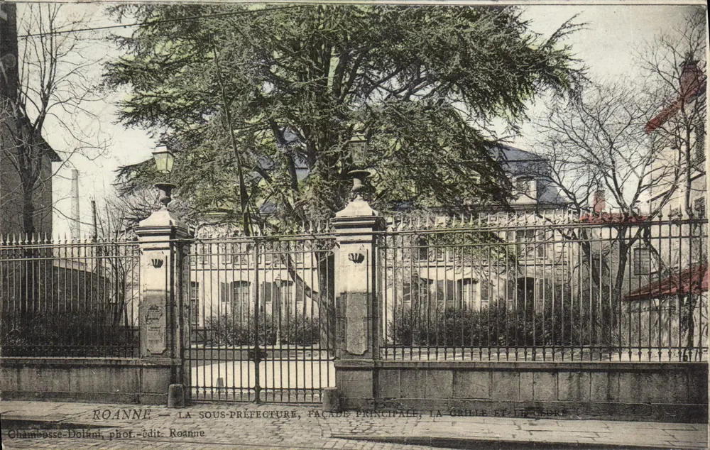 Roanne — A Subprefeitura, fachada principal, a grade e o quadro — Chambesse-Dolhui, fot.-edição Roanne - Frente