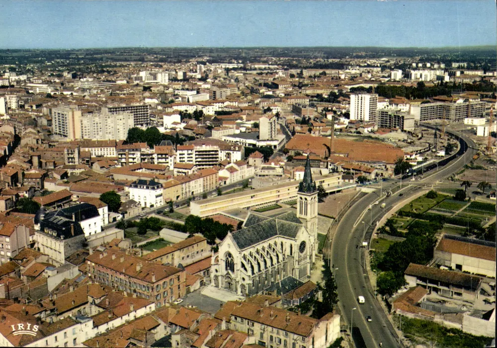 Roanne (Loire) — Kirche Notre-Dame des Victoires und Autobahn R.N. 7 — Éditions 'La Gipéone' Hachette - Vorderseite