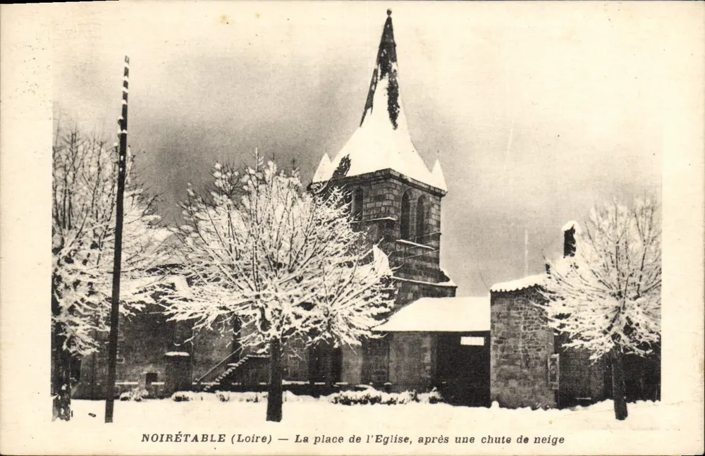 NOIRÉTABLE (Loire) — Die Kirchplatz, nach einer Schneefall - Vorderseite