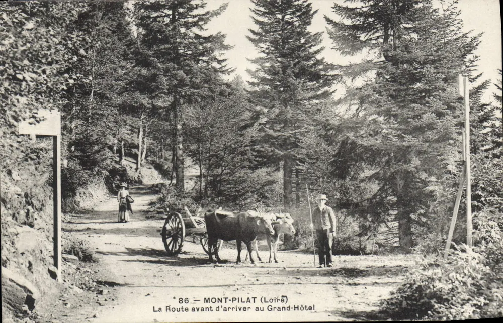 Mont-Pilat (Loire) — Straße vor dem Grand-Hôtel — unbekannter Verleger, Nr. 86 - Vorderseite